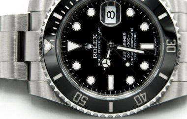BANGKOK, THAILAND - 14 Temmuz 2019: Rolex Submariner saati dalış işlevlerinde kullanılan seramik bir bezelle donatılmıştır.