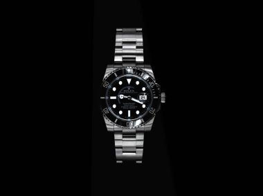 BANGKOK, THAILAND - 9 Temmuz 2021: Rolex Submariner saati seramik bir bezelle donatılmıştır.