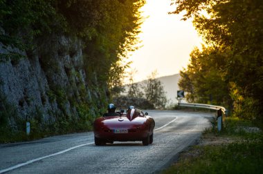 1954 Porsche 550, 20 Mayıs 2012 tarihinde İtalya 'da Piave a Salti, Tuscany, İtalya' da yapılacak olan milli miglia tarihi yarışına katılıyor.