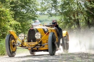 1954 Porsche 550, 20 Mayıs 2012 tarihinde İtalya 'da Piave a Salti, Tuscany, İtalya' da yapılacak olan milli miglia tarihi yarışına katılıyor.