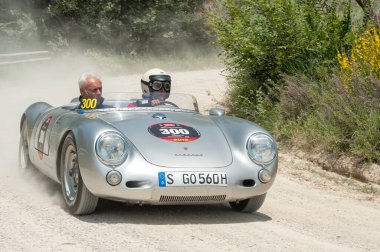 1954 Porsche 550, 20 Mayıs 2012 tarihinde İtalya 'da Piave a Salti, Tuscany, İtalya' da yapılacak olan milli miglia tarihi yarışına katılıyor.