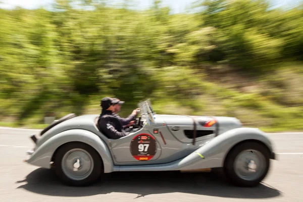 Novafeltria, Rimini, İtalya, 1938 BMW 328 20 Mayıs 2012 tarihinde mille miglia tarihi yarışına katılacak, miglia mitinginde 1600 km 'den fazla klasik araba Brescia' dan Roma 'ya çeşitli İtalyan şehirlerine kadar 1600 km uzanacak.