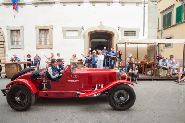 1954 Porsche 550, 20 Mayıs 2012 tarihinde İtalya 'da Piave a Salti, Tuscany, İtalya' da yapılacak olan milli miglia tarihi yarışına katılıyor.