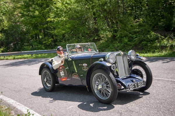 Novafeltria, Rimini, İtalya, 1935 MG Morris Garage pb 20 Mayıs 2012 tarihinde mille miglia tarihi yarışına katılacak, miglia mitinginde 1600 km 'den fazla klasik araba Brescia' dan Roma 'ya çeşitli İtalyan şehirlerine kadar 1600 km uzanacak.