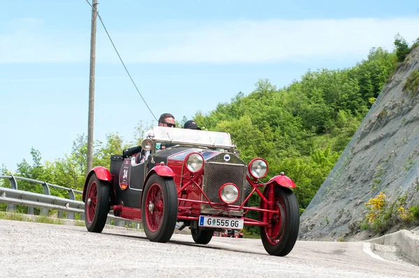1954 Porsche 550, 20 Mayıs 2012 tarihinde İtalya 'da Piave a Salti, Tuscany, İtalya' da yapılacak olan milli miglia tarihi yarışına katılıyor.