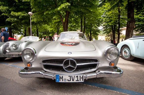1954 Porsche 550, 20 Mayıs 2012 tarihinde İtalya 'da Piave a Salti, Tuscany, İtalya' da yapılacak olan milli miglia tarihi yarışına katılıyor.