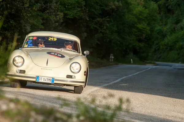 1954 Porsche 550, 20 Mayıs 2012 tarihinde İtalya 'da Piave a Salti, Tuscany, İtalya' da yapılacak olan milli miglia tarihi yarışına katılıyor.