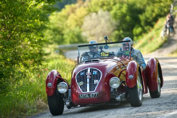 1954 Porsche 550, 20 Mayıs 2012 tarihinde İtalya 'da Piave a Salti, Tuscany, İtalya' da yapılacak olan milli miglia tarihi yarışına katılıyor.
