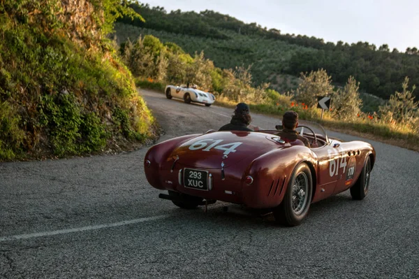 1954 Porsche 550, 20 Mayıs 2012 tarihinde İtalya 'da Piave a Salti, Tuscany, İtalya' da yapılacak olan milli miglia tarihi yarışına katılıyor.
