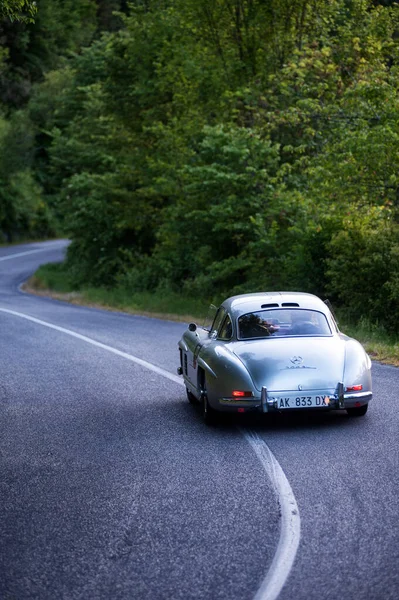 1954 Porsche 550, 20 Mayıs 2012 tarihinde İtalya 'da Piave a Salti, Tuscany, İtalya' da yapılacak olan milli miglia tarihi yarışına katılıyor.
