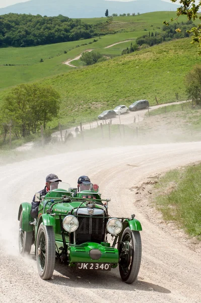 21 Mayıs 2012 tarihinde Pieve a Salti, Tuscany, İtalya 'da düzenlenen mille miglia tarihi yarışına 1932 MG C-Type Cüce katılıyor..