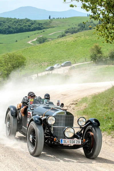 21 Mayıs 2012 tarihinde Pieve a Salti, Tuscany, İtalya, Mille miglia tarihi yarışına katılan bir 1929 Mercedes-BENZ 720 SSK 'de çeşitli İtalyan şehirlerinde 1000 mil boyunca seyahat eden 380' den fazla klasik araba yer alacak..