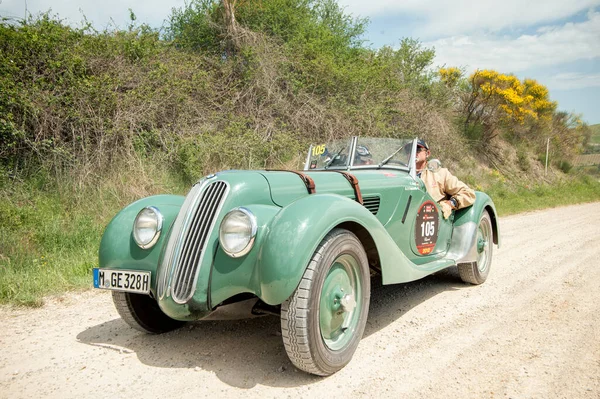 1937 BMW 328, 20 Mayıs 2012 tarihinde Pieve a Salti, Tuscany, İtalya 'da miglia tarihi yarışına katılıyor. Mitingde 1600 km' den fazla klasik araba Brescia 'dan Roma' ya kadar çeşitli İtalyan şehirlerinde 1600 km 'den fazla seyahat edecek.