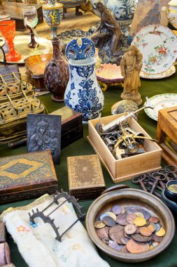 Arezzo, Toskana, İtalya, 3 Temmuz 2021 'deki Arezzo Antika Fuarı' nda ortaya çıkan Vintage nesneleri İtalya 'nın en büyük ve en eski nesneleri.