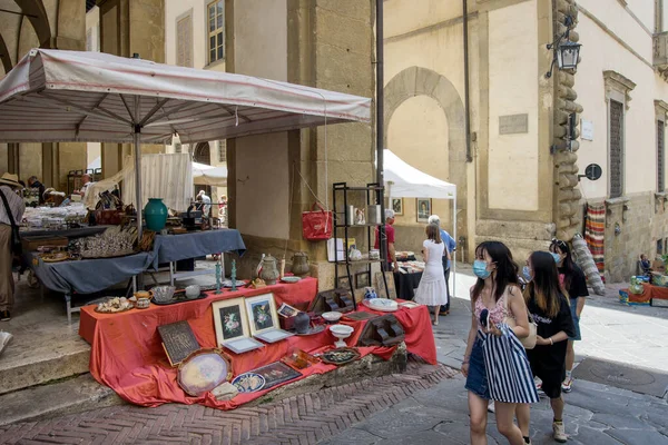 Arezzo, Toskana, İtalya, 3 Temmuz 2021 'deki Arezzo Antika Fuarı sırasında sergi görevlisi. İtalya' nın en büyük ve en eski fuarı.