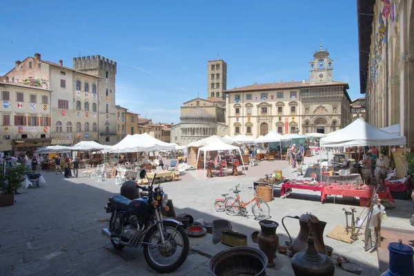 Arezzo, Toskana, İtalya, Piazza Grande 3 Temmuz 2021 'deki Arezzo Antika Fuarı sırasında İtalya' nın en büyük ve en eski fuarı.