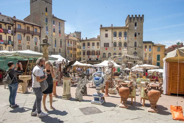 Arezzo, Toskana, İtalya, Piazza Grande 3 Temmuz 2021 'deki Arezzo Antika Fuarı sırasında İtalya' nın en büyük ve en eski fuarı.