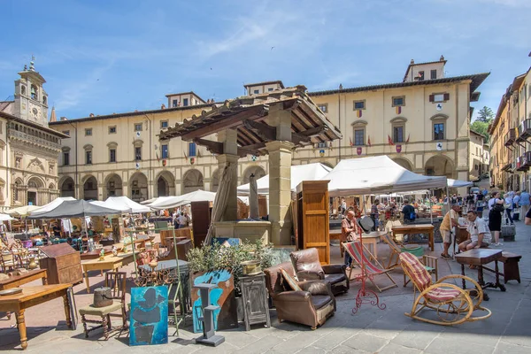 Arezzo, Toskana, İtalya, Piazza Grande 3 Temmuz 2021 'deki Arezzo Antika Fuarı sırasında İtalya' nın en büyük ve en eski fuarı.