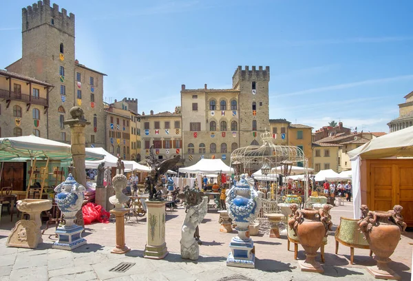 Arezzo, Toskana, İtalya, Piazza Grande 3 Temmuz 2021 'deki Arezzo Antika Fuarı sırasında İtalya' nın en büyük ve en eski fuarı.