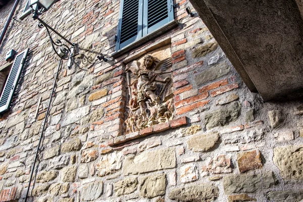 リゴネ城 ウンブリア イタリア 2020年5月20日 聖マイケルを描いた浅浮彫りの詳細 小さな中世都市中心部の古代の中心部にあります — ストック写真