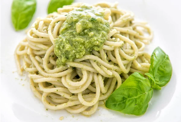 Pesto alla Genovese soslu bir tabak İtalyan spagettisi.