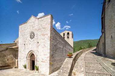 Vallo di Nera, Umbria, İtalya, 3 Ağustos 2021 Santa Maria Kilisesi, Santa Maria facadel Kilisesi, Fransisken Kilisesi Giotto okulundan çeşitli freskler içerir.