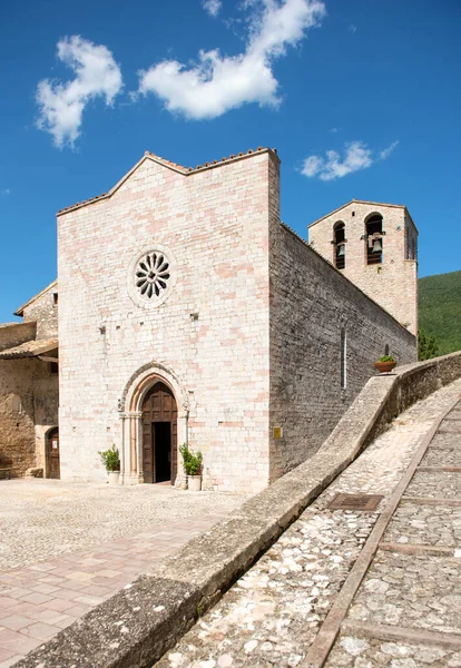 Vallo di Nera, Umbria, İtalya, 3 Ağustos 2021 Santa Maria Kilisesi, Santa Maria facadel Kilisesi, Fransisken Kilisesi Giotto okulundan çeşitli freskler içerir.