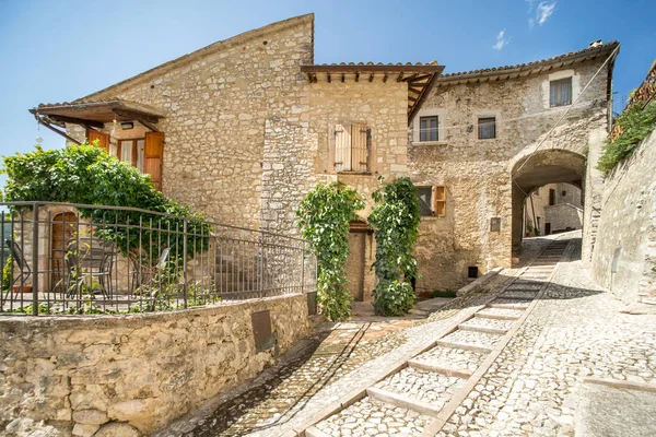Vallo di Nera, Umbria, İtalya, 3 Ağustos 2021, antik köy merkezinde bir cadde.