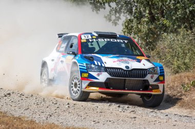 Asciano, Toskana, İtalya, 8 Ağustos 2021 Bir Peugeot 208 VTI Simone Romagna tarafından sürülen İtalyan çakıllı ralli şampiyonası