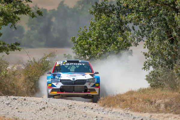 Asciano, Toskana, İtalya, 8 Ağustos 2021 Bir Peugeot 208 VTI Simone Romagna tarafından sürülen İtalyan çakıllı ralli şampiyonası