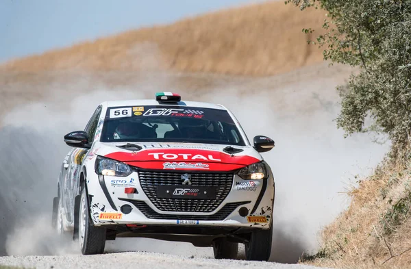Ascanio, Toskana, İtalya, 8 Ağustos 2021 Bir Peugeot 208 VTI Alessio Scorpioni tarafından sürülen İtalyan çakıl rallisi şampiyonası