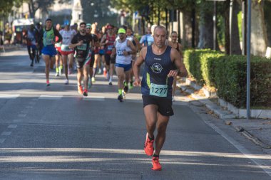 Foligno 'daki bir şehrin yarı maratonu sırasında bir grup amatör koşucu tutku, çaba ve aktif yaşam tarzıyla spor, sağlık ve yaşam tarzlarını ifade ediyorlar. 19 Ekim 2025
