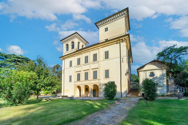 Villa Redenta Faade, 18. yüzyıl mimarisine sahip antik bir banliyö aristokrat villası 9 Eylül 2023 tarihinde Spoleto, İtalya 'da yer almaktadır..