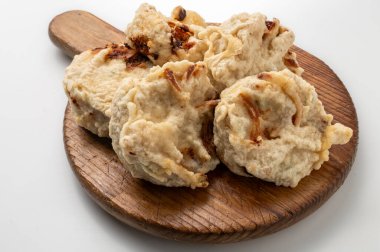 Napolitan frittatina di pasta ile bucatini, beşamel, peynir ve kızarmış et ahşap tahtada.