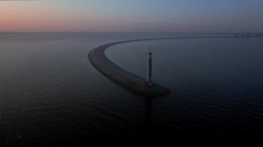 Deniz fenerinin havadan görünüşü, güneşte..