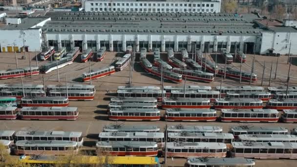 Tramvaje ve skladu zaparkované, pohled shora. — Stock video
