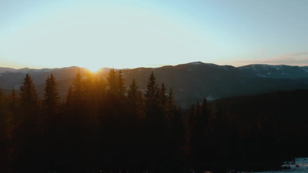 Sonnenuntergang in den Bergen durch die Bäume von oben. — Stockvideo
