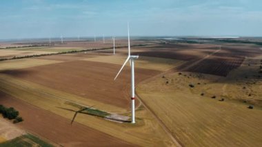 Rüzgâr çiftliği manzarası. Alternatif doğal kaynak, ekolojinin korunması.