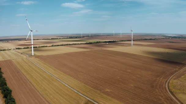 Vista superior do parque eólico. Fonte natural alternativa, preservação da ecologia. — Vídeo de Stock