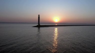 Deniz fenerinin havadan görünüşü, güneşte..