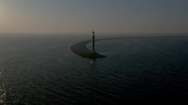 Deniz fenerinin havadan görünüşü, güneşte..