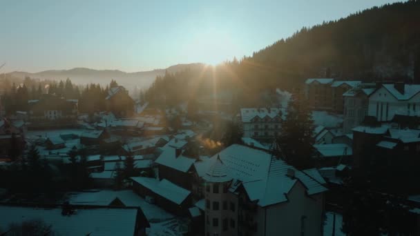 Vista aerea panoramica di un villaggio in montagna all'alba in inverno — Video Stock