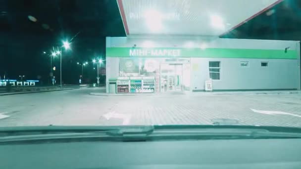 Facet jeździ samochodem w nocnym mieście, widok z wnętrza hiperpoślizgu. 4k — Wideo stockowe
