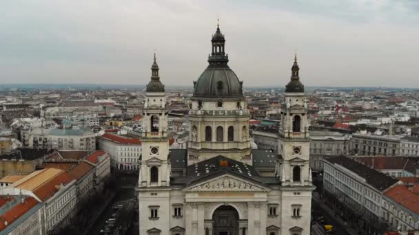 Budapest stadsbild och kupol St Stephens Cathedral. Flygvy, 4k — Stockvideo