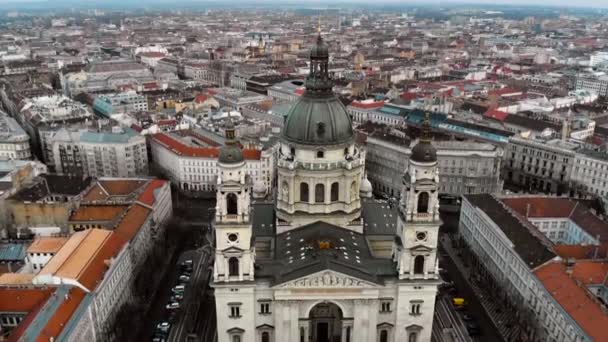 Budapeşte şehri ve St. Stephens Katedrali 'nin kubbesi. Hava görüntüsü, 4k — Stok video