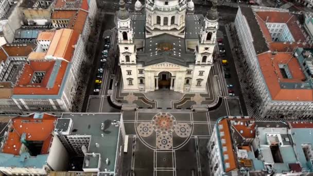 ブダペストの街並みや聖シュテファン大聖堂のドーム。空中写真4k — ストック動画