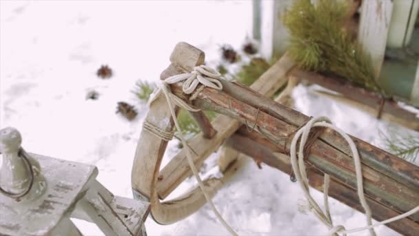 Zimní dekorace, lucerny na saních — Stock video