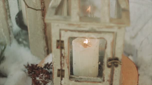 Φλόγα του κεριού μέσα σε ένα φανάρι που φυσούν με τον άνεμο — Αρχείο Βίντεο