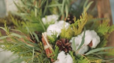 Düğün buketi mum yanında