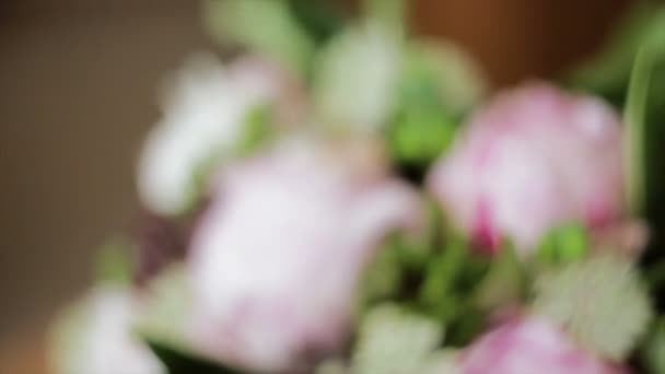 Anneaux de mariage allongés sur un bouquet de pivoines — Video